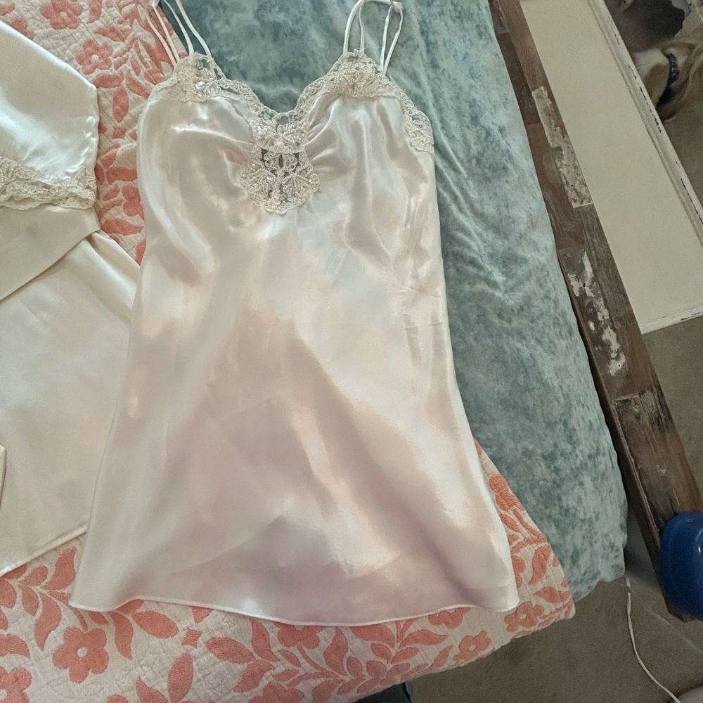 VTG Gold Label Victoria's Secret Satin and Lace Peignoir Set with Tulle Back!!!✨ - Picture 2 of 16